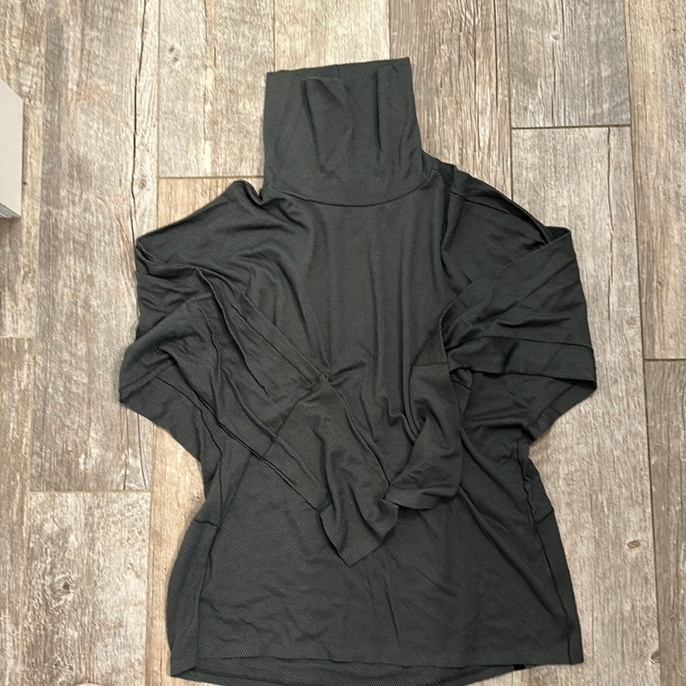 Lululemon turtle neck NWOT
